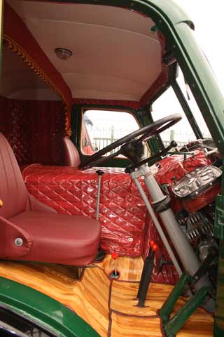 El puesto de conducción de los primeros Pegaso se situaba a la derecha, para así controlar mejor la cuneta.