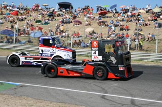 Freightliner trazando junto a Renault Premium Corse.