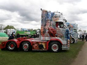 Volvo FH decorado como Terminator.