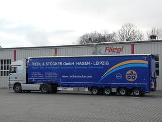 Un semi Jumbo de lonas capaz para transportes especiales.