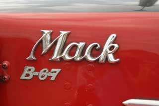 El Mack B67 con su robustez impulsó los primeros trailers de la Carolina Freight Corporation.