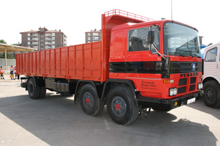 Estupendo Pegaso 6X2 de doble carro delantero de la década de los 80.