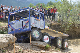 Los grandes todoterreno 8X8 impresionan en acción.