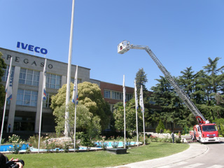 La presentación de la nueva escala de bomberos articulada se llevó a cabo en la factoria Pegaso.