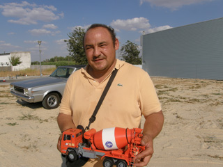 José María junto a su creación, un mini Pegaso Tecno.