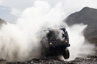 Un año más los camiones a por todas en el Dakar.
