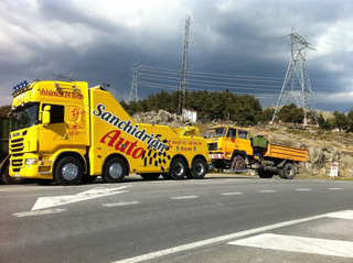 El Scania 730 en plena acción en el Puerto de Los Leones.