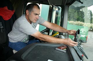 Juan Manuel empieza sus viajes con este gesto para instalar su cámara digital.