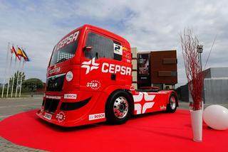 El impresionante MAN de carreras del Cepsa Truck Team cuenta con 1.200 rugientes CV.