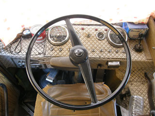 El puesto de conducción original del Pegaso 5030L.