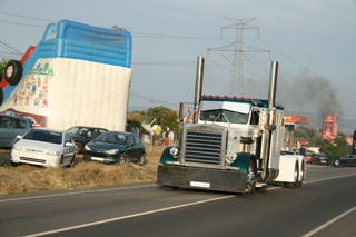El Peterbilt 359 clásico y tuneado de Rovira también estuvo en la concentración de Montehermoso.