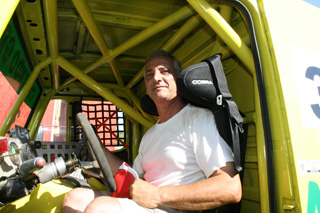 Orlando Rodríguez en la cabina de su Mercedes de competición.