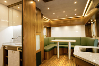Lujoso interior de la carrocería.