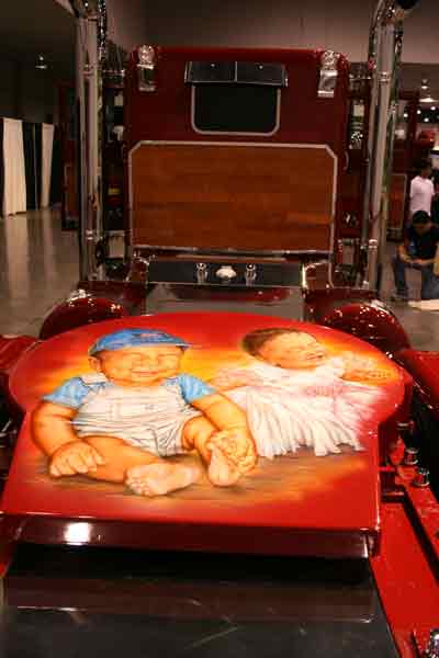 Los nietos de González decoran su Peterbilt del 51.