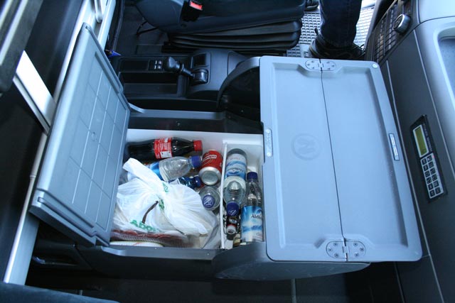 La nevera extraible con mesilla integrada es uno de los aciertos en el interior de la cabina TGX de MAN.