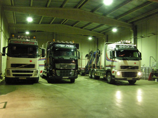Antes de las 5 AM se ponen cada en día en marcha los motores de los Volvo madereros.