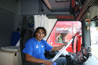 Paco es un enamorado de los SCania V8 tuneados, lo vemos al volante del suyo.