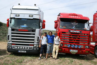 Paco junto a los Tena y los Scania Streamline y 580 R.