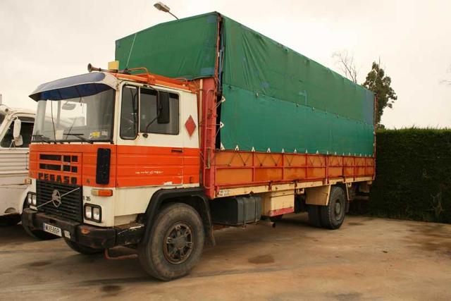 Desde finales de los 70 las cabinas cuadradas también fueron abatibles y se ofrecieron en versión corta sin litera.