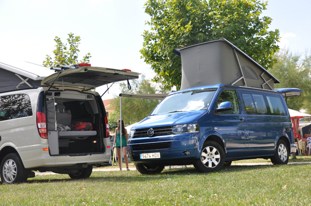 La parte trasera del habitáculo permite en ambos camper almacenar una gran cantidad de equipaje.