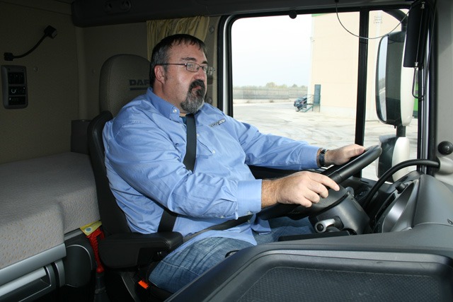 Al volante del DAF XF105 510 Super Space Cab nos beneficiaos del ACC, con regulación de velocidad adaptada a las incidencias.