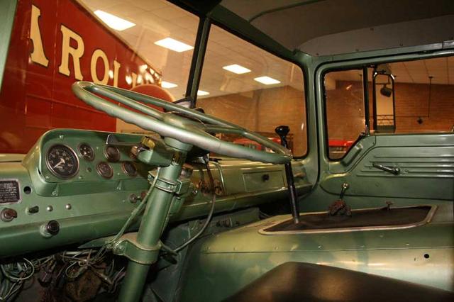 El interior de la cabina del Mack N61t resulta muy moderno, al tratarse de un modelo de 1958.