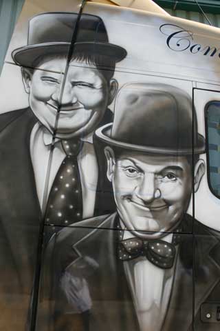 Estrellas del cine mudo como Laurel Y Hardy reviven aquí.