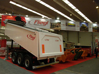 Fliegl ofrece una comlpeta gama de remolques y semis, con muchas aplicaciones en construcción.
