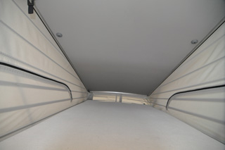 La cama superior con el techo elevado del Mercedes Viano Marco Polo.