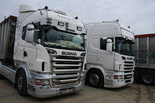 Los compañeros son unos enamorados de los camiones Scania y sus motores en V.