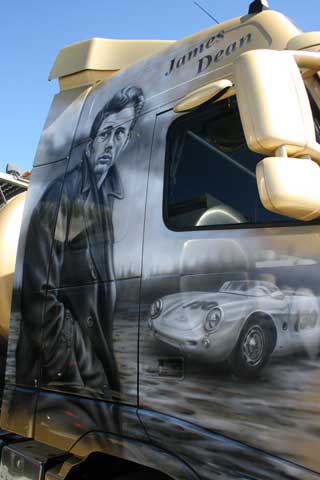 James Dean frente al bólido en el que encontró la muerte.
