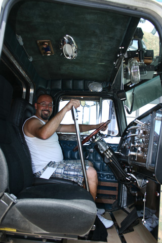 El interior de la cabina del 359, con la palanca larga del cambio tuneada.