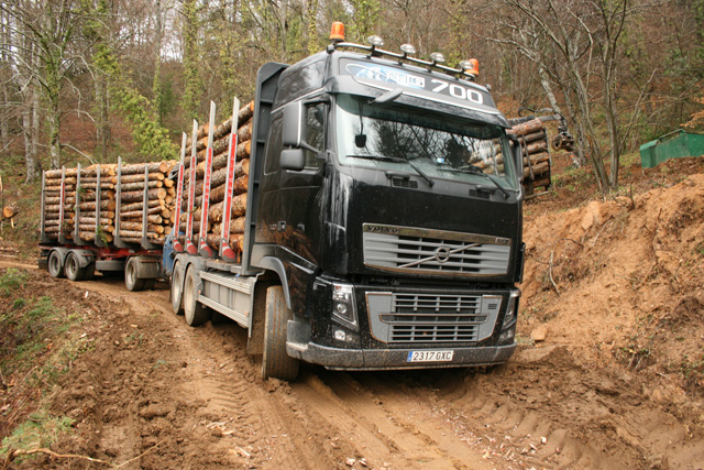 Pese a la tracción 6X4 del Volvo FH 16 y sus 700CV el barro amenaza con tragarse las 57 toneladas del tren de carretera.