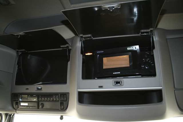 En el armario superior central disponemos de espacio y conexión para el horno.