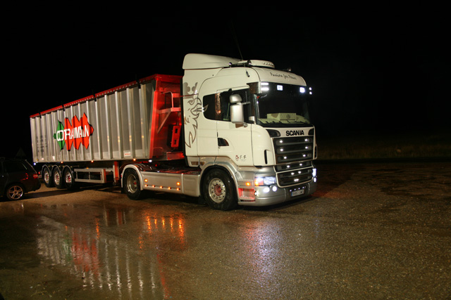 En la noche se puede admirar la decoración de los Scania de los compañeros.