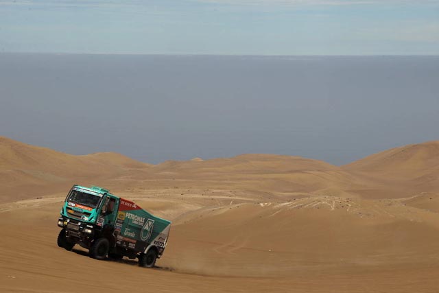 El excorredor de rallies Miki Biasion participa en este Dakar al volante de uno de los Iveco Trakker.
