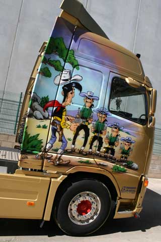 ¡Arriba las manos!Así se las gastan Lucky Luke y los hermanos Dalton.