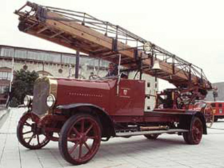 Uno de los primeros modelos de escalera Magirus sobre camión de la misma marca, 1926.