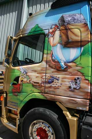 El primer transportista de menhires, Obelix protagoniza otra de las decoraciones.