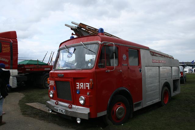 Dennis se especializó en vehículos de bomberos.