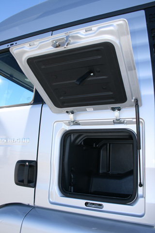 A ambos lados de la cabina disponemos de maleteros para guardar objetos.