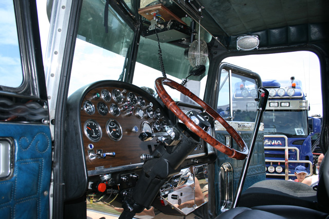 Así es el trono de las rutas americanas, el puesto de conducción de un Peterbilt 359.