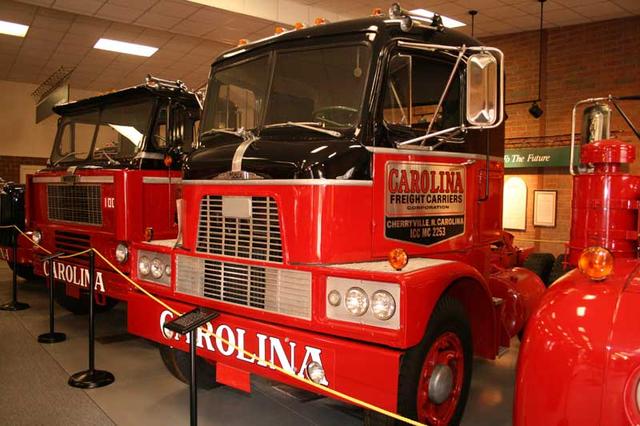 Uno de los primeros diseños de cabina chata de Mack, cabover, poco apreciado por el difícil acceso para el conductor.