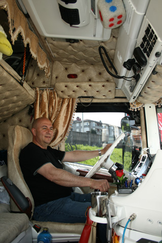 Clemente sentado al volante de su Scania de morro tuneado al detalle.