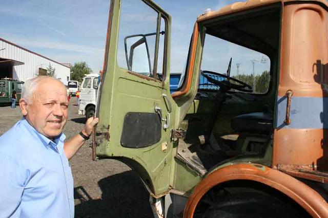 José María trabajó 30 años repartiendo material de construcción con este Barreiros Saeta.