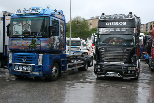 Un Magnum tres ejes decorado vistosamente junto a un elegante Scania V8.