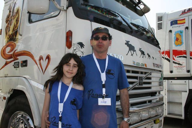 Un festival camionero como este se disfruta más en familia, nos lo demostraron los Llop; padre e hija.