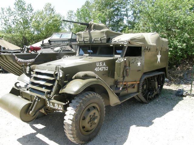 El Halftrack, semi oruga blindado basado en los camiones GMC 6X6, fabricado por White.