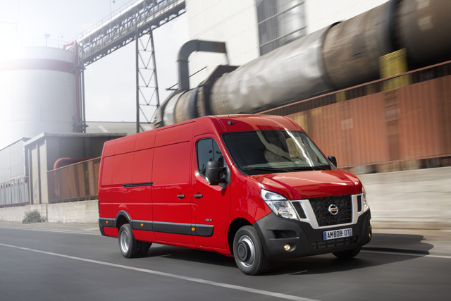 En versión tracción trasera el Nissan NV 400 alcanza hasta 4.500 kilogramos y 17 metros cúbicos de capacidad.