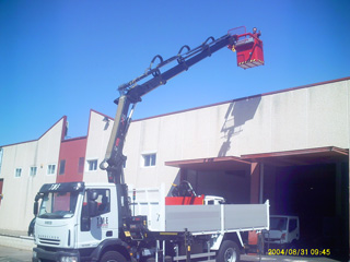 Accesorios como una cesta permiten trabajar a operarios en altura gracias a la misma grúa con que cargamos bultos.